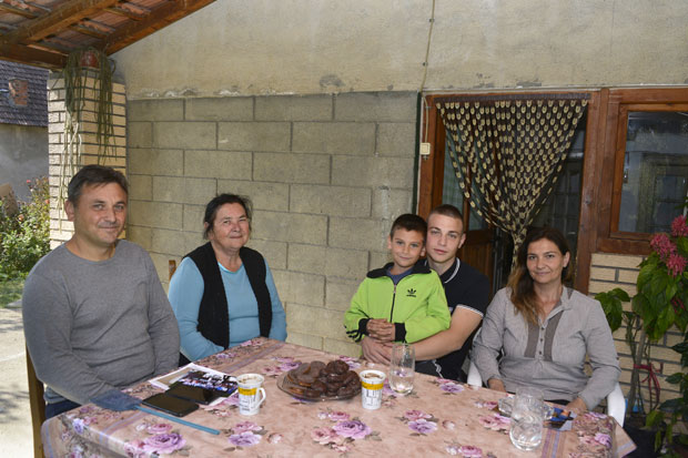 ПОРОДИЦА ПОЛИЦАЈАЦА: И хлеб је топлији кад смо на окупу